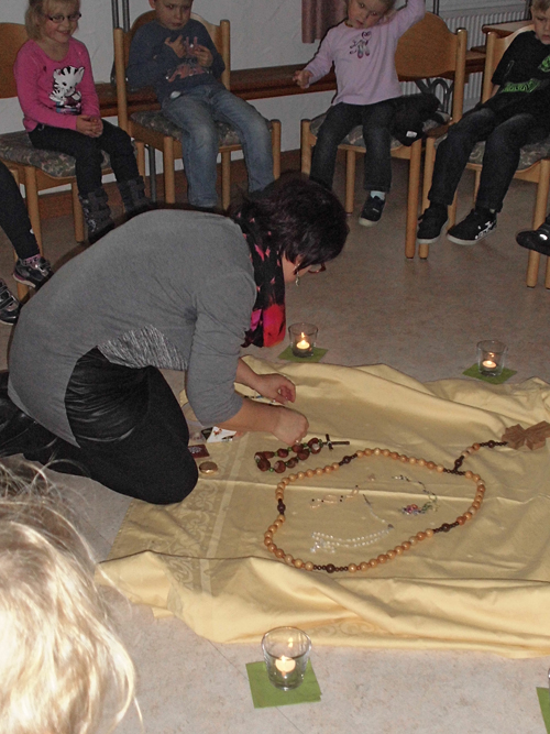 Rosenkranzandacht für Kinder in Suessenbach Okt 2014
